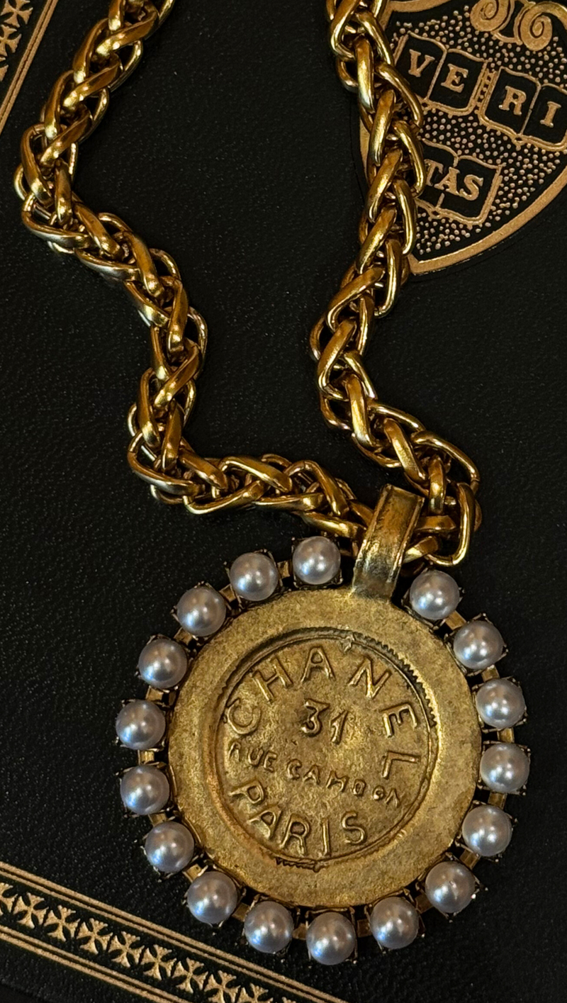 Large Chanel Single Coin Necklace With Pearls - Gold