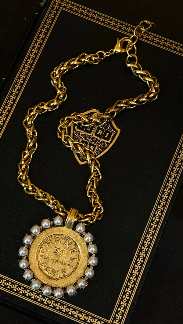 Large Chanel Single Coin Necklace With Pearls - Gold