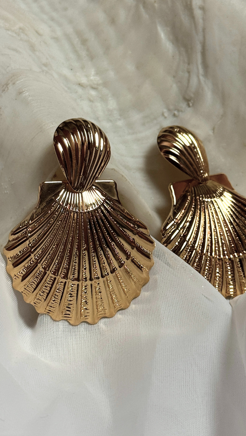Large Seashell Dangle Earring - Gold
