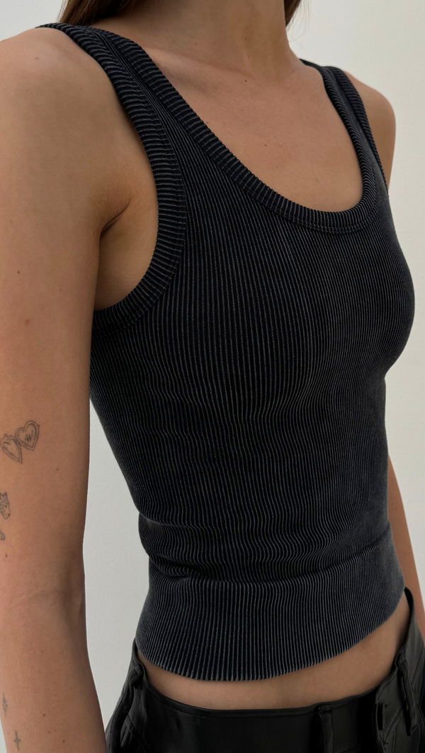 Full Length Scoop Neck Tank - Black