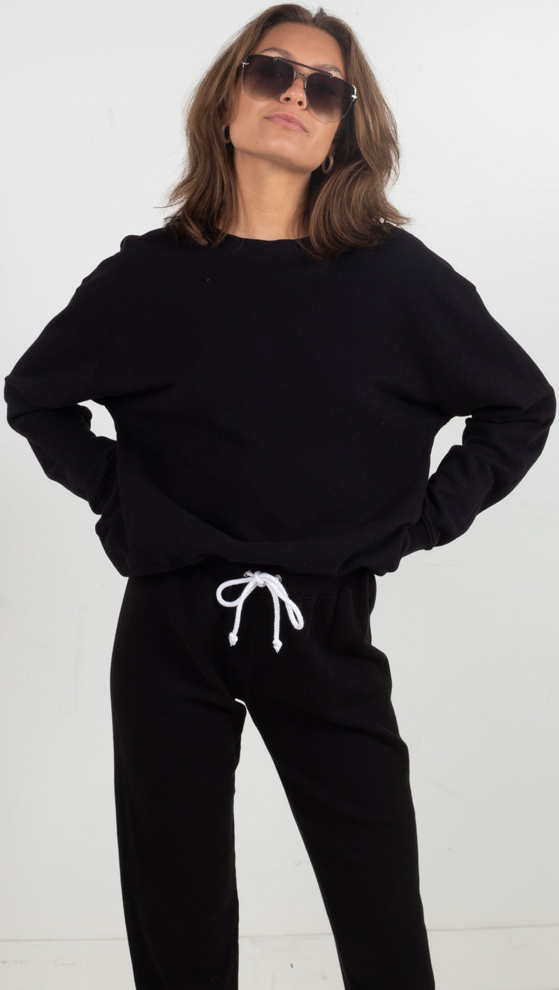 black sweatshirt pullover 